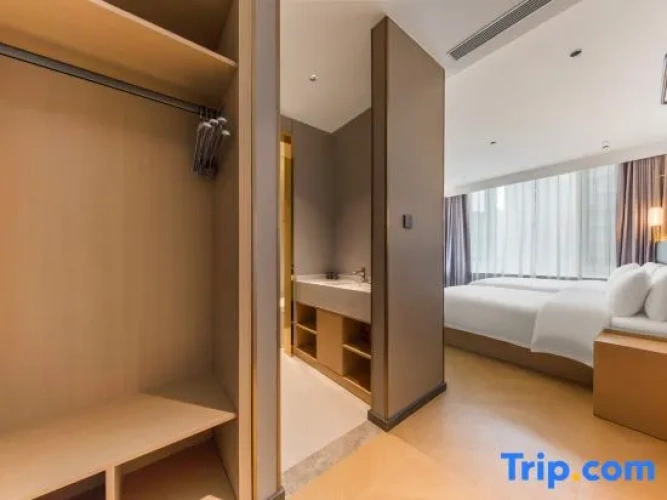 Standard Twin room with street view