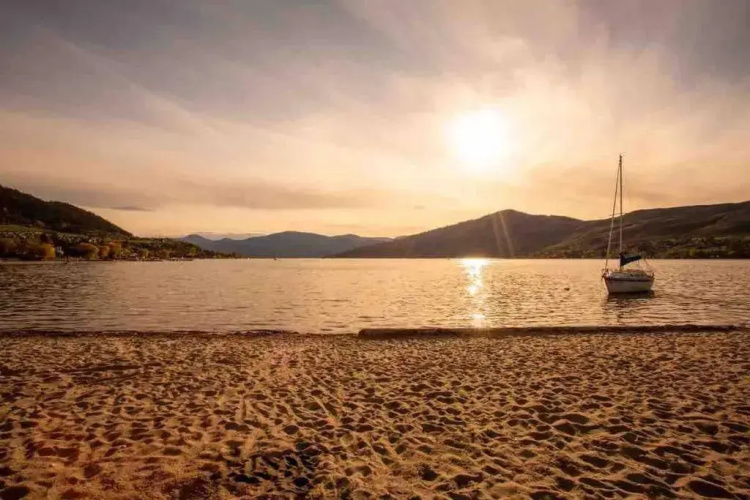Top Floor on Okanagan Lake with AC & Heated Pool