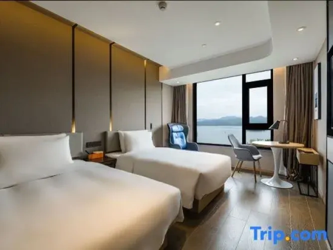 Executive Twin room with lake view