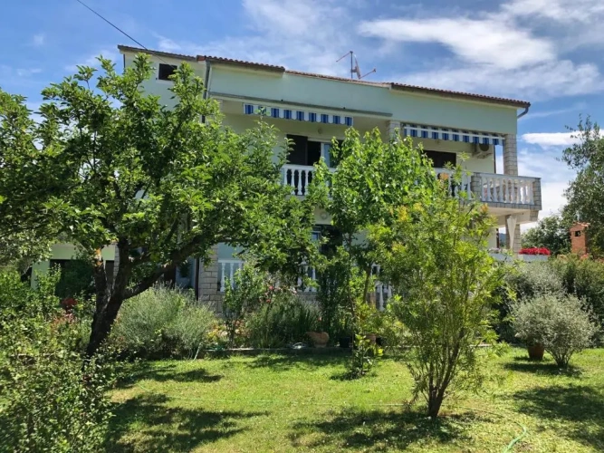 2 Bedrooms Apartment with partial sea view