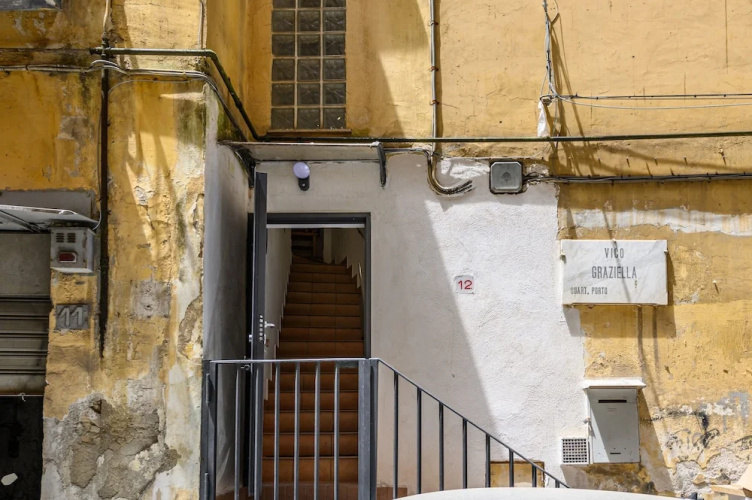 Vico Graziella 12 in Naples