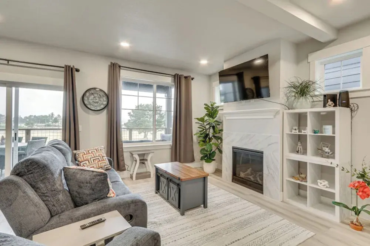 Columbia River Views: Spacious Hammond Getaway!