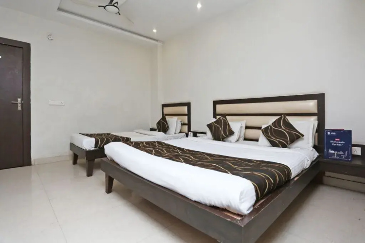 FabExpress Mezbaan Regency by OYO Rooms