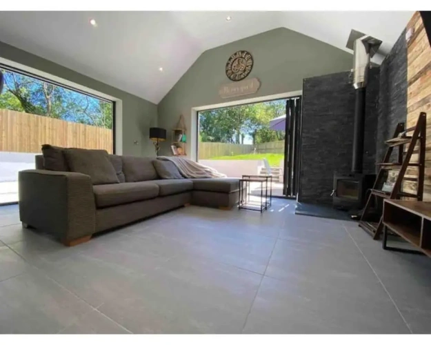 2 Bedrooms Cottage