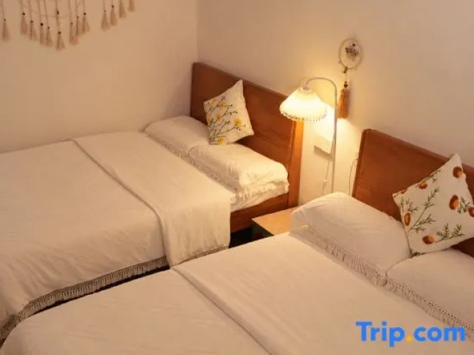 Standard Twin room with garden view