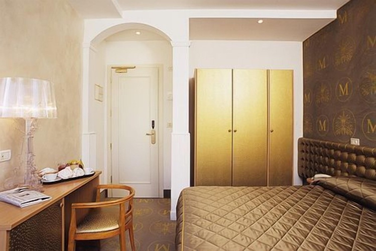 M Glamour Hotel photo 7