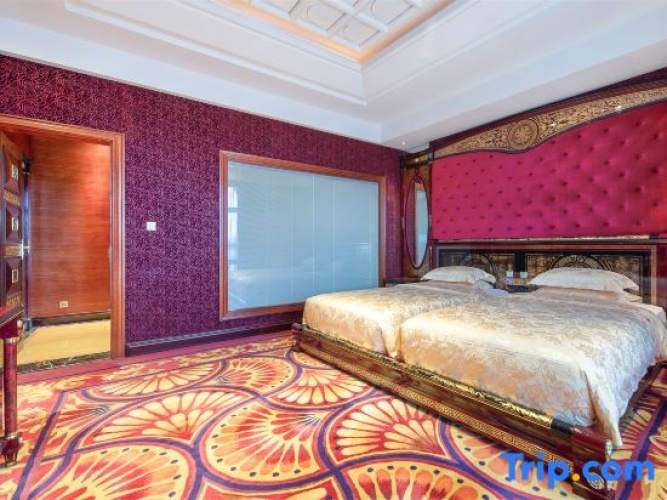 Double Suite with street view