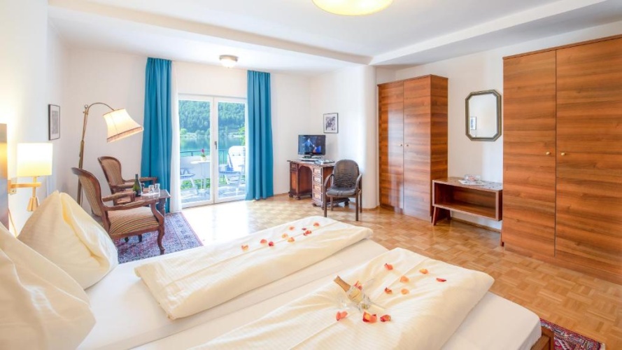 Standard Double room with balcony and with lake view