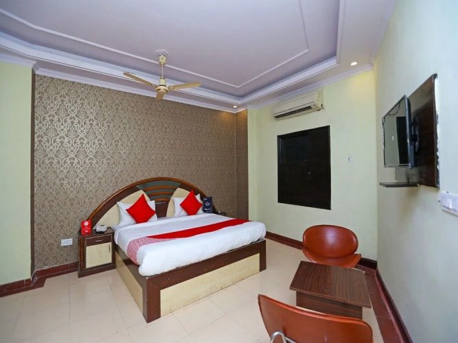 OYO 15525 Signature Inn