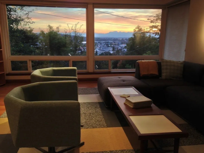 3BR Mountain View House in Seattle by RedAwning