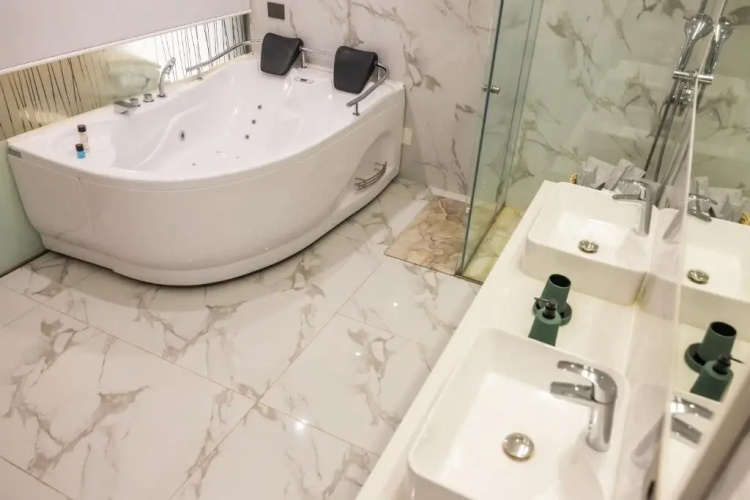 Le Grove Hotel