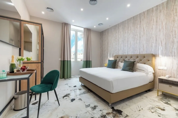 Suite with city view