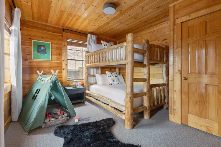 Bears Den Rustic Mountain Hideaway 6 Bedroom Home by Overmoon