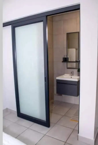 Contemporary Spacious & Comfortable Apartment