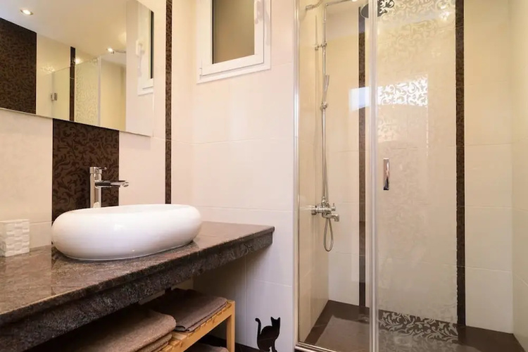 FM Luxury 2-BDR Apartment - Rise and Shine