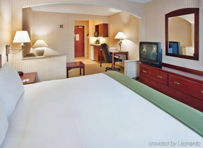 Holiday Inn Express Hotel & Suites Lansing-Leavenworth