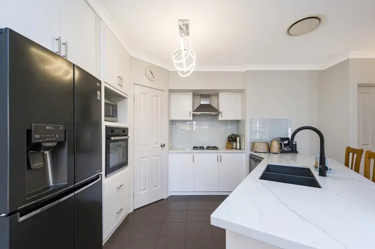 Stylish 3-bed Townhouse With Courtyard & BBQ