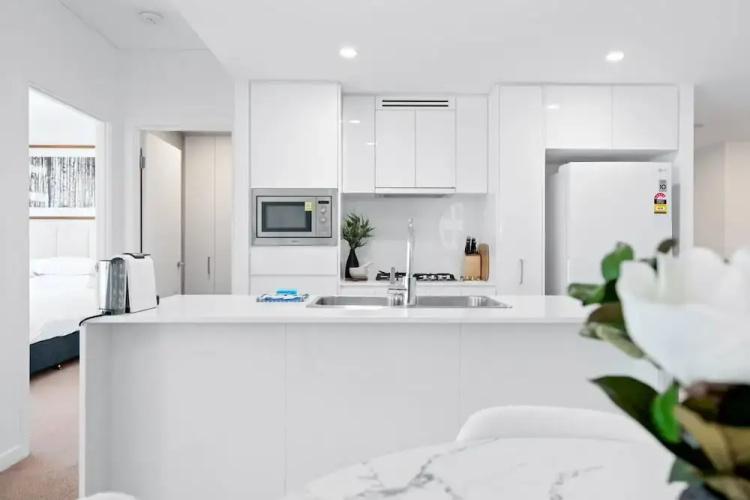 CBD High-rise 1-bed With Pool, Gym & Views