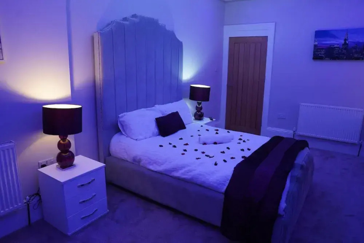 2 Bed Flat - Sleeps 4 - Jacuzzi Bath - Parking
