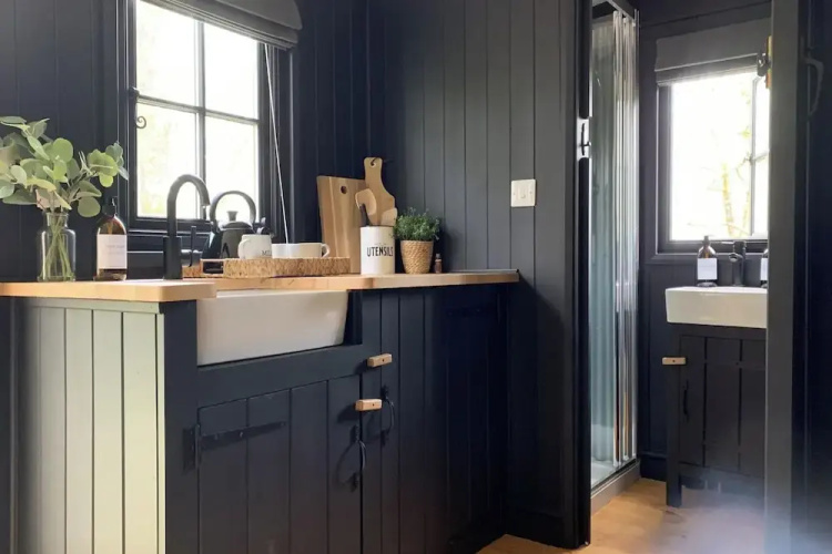 Shepherd's Hut - Sleeps 2 - Pet Friendly - Parking
