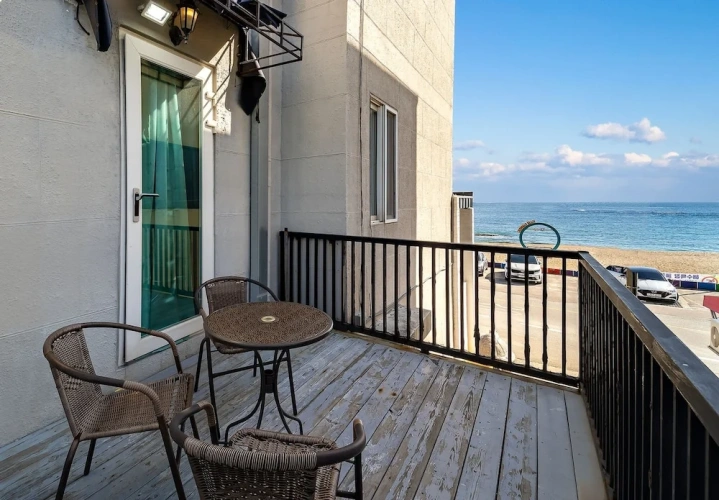 1 Bedroom Standard room with balcony and with partial ocean view
