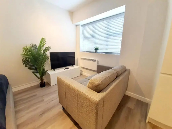 Beautiful Modern Studio Town Centre Close to Beach