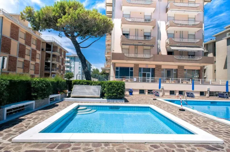 Sea view apartment with swimming pool