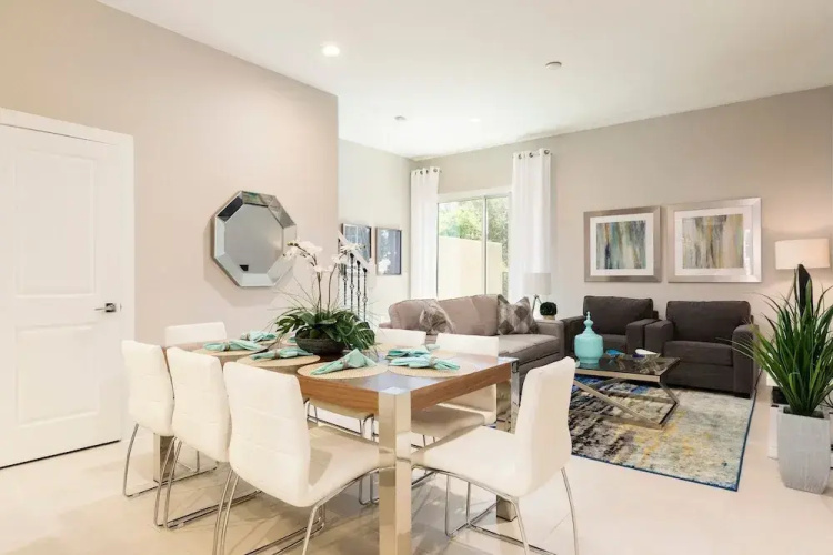 4 BR 4 BA | Full Kitchen
