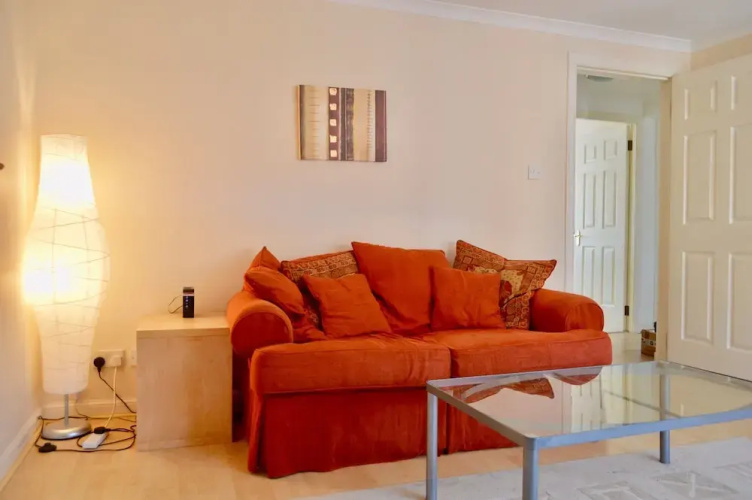 Modern Two Bedroom Flat in Leith