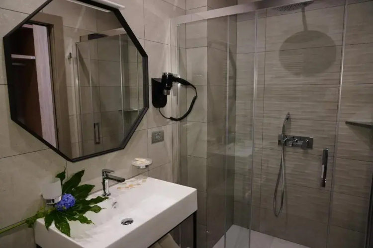 10 Catalani Rooms