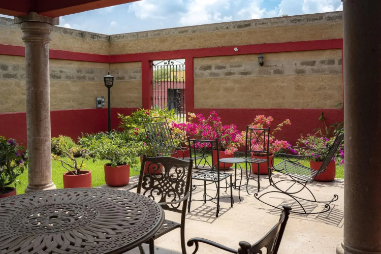 Tadeo Inn Bed & Breakfast