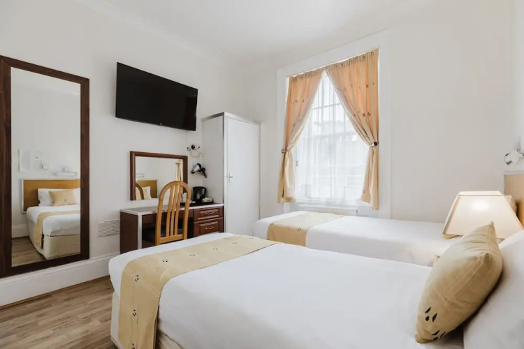 Falcon Hotel