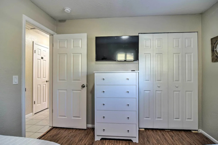 Beach-style Getaway w/ Lanai ~ 4 Mi to Beaches!