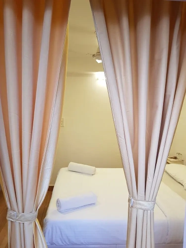 1 Bedroom Standard Triple Family room with courtyard view