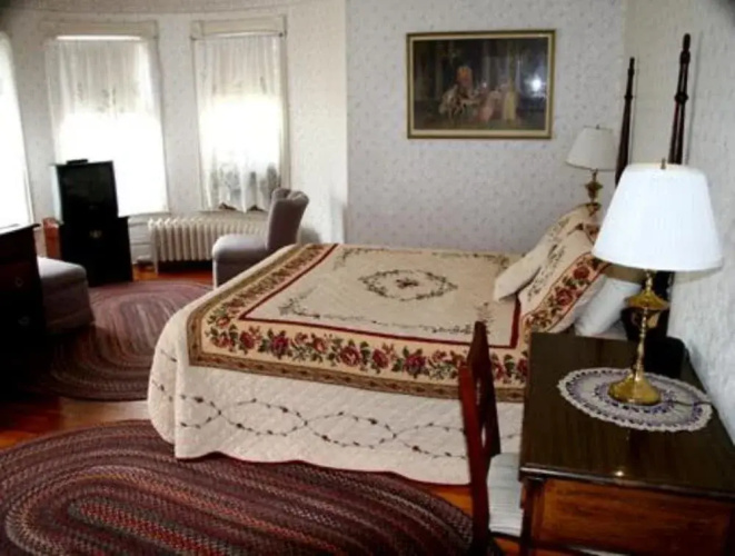 Historic Mansion House Inn