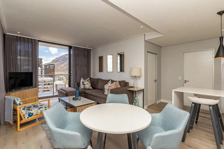 16 On Bree Superior Apartment