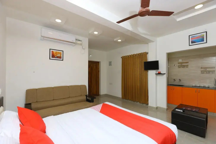 OYO 10701 Moukthi Apartment