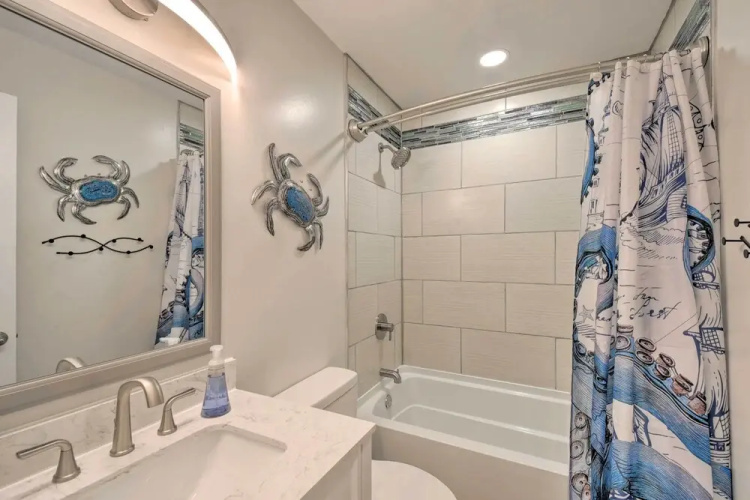Charming Condo w/ Pool Access - Walk to Beach