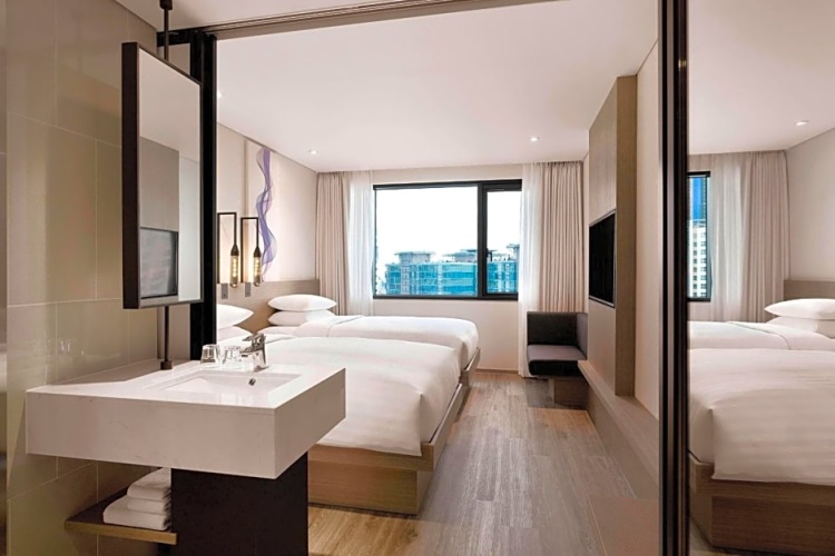 Deluxe Twin room with partial sea view