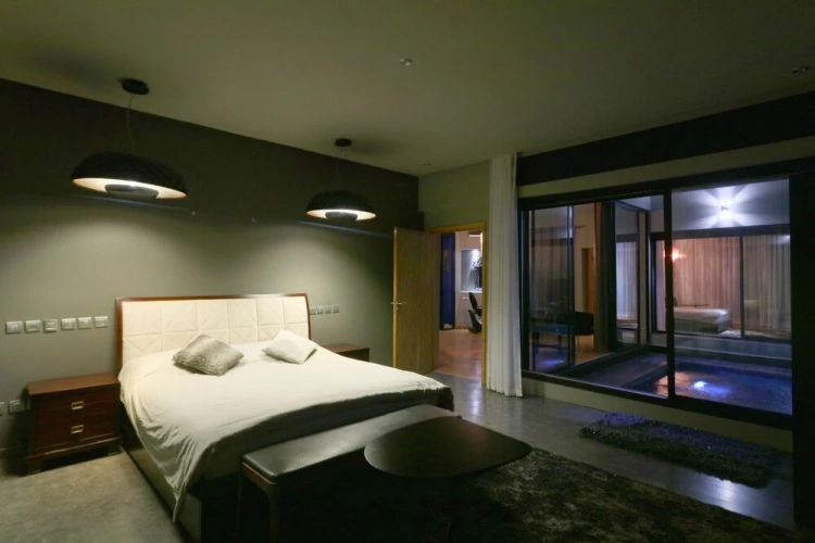 5 Bedrooms Villa