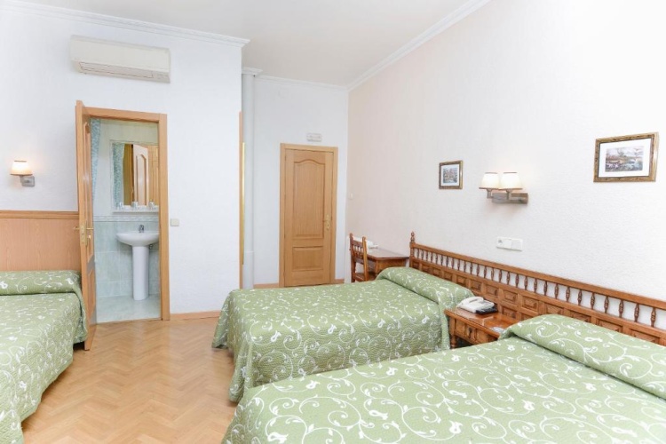 Standard Triple room