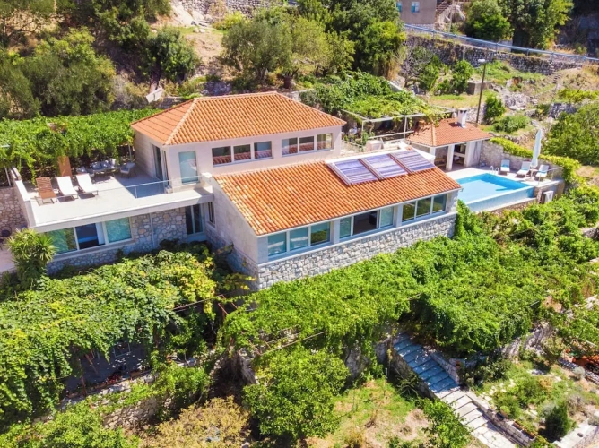 4 Bedrooms Villa