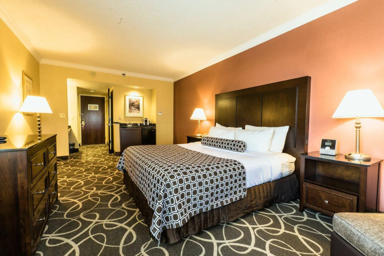 Crowne Plaza Edison by IHG
