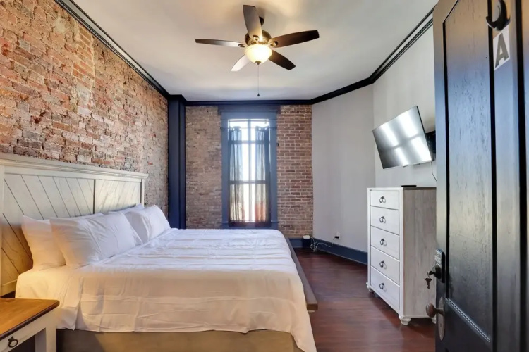 Walk to Museums! Historic Downtown Marshall Apt