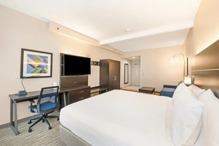 Holiday Inn Express & Suites Delafield
