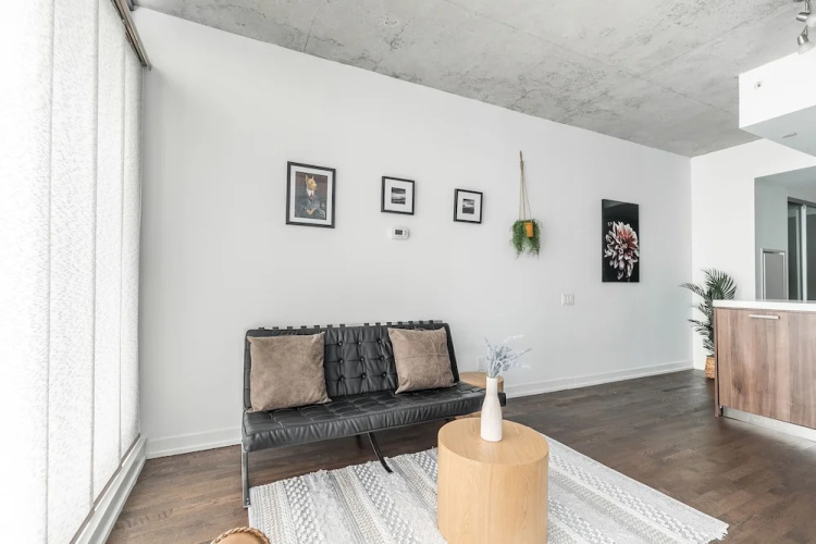 Stylish and Bright 1BR Condo King West