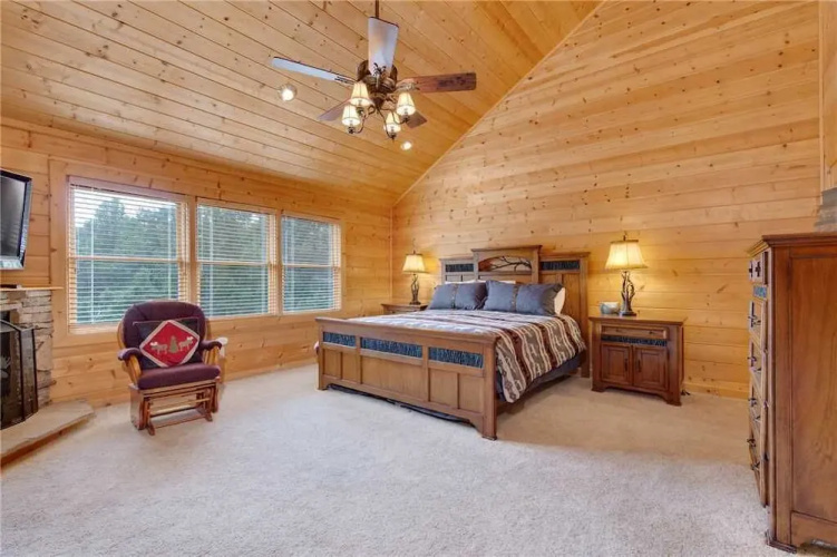 Changes in Latitude 4 Bedroom Home with Hot Tub