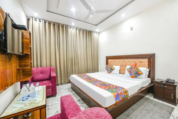 Fabhotel Royal Inn
