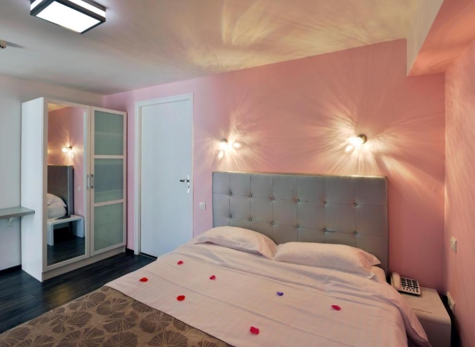 Comfort room with view