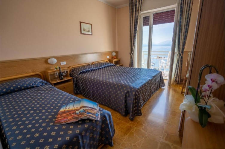 Standard Triple room with lake view